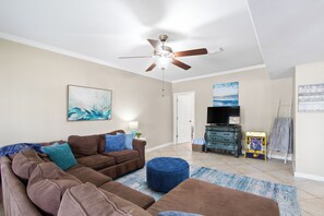 Smart TV, video games - Short Walk to Beach, Fire Pit, Beach Gear (Gulf Shores)
