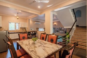 Villa Deluxe, balcon | Restauration