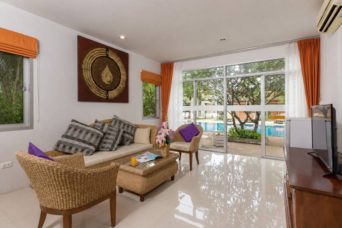 Deluxe-Suite, 1 Schlafzimmer, Poolblick | Wohnbereich | 32-Zoll-Smart-TV mit Kabelempfang