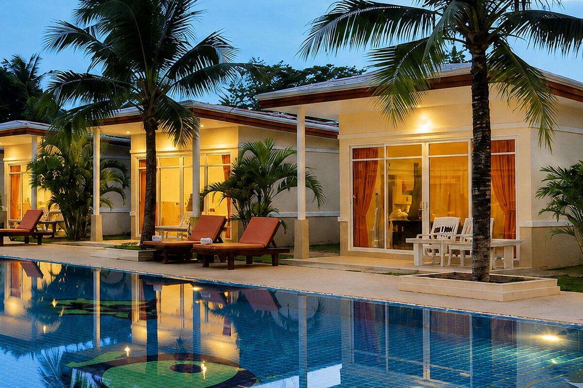 Vista de la piscina de un resort, con múltiples sillas de descanso y una pileta.