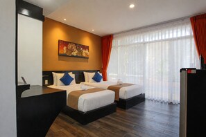 Een hotelkamer met twee bedden, een bureau, een schilderij aan de muur en een groot raam met gordijnen.