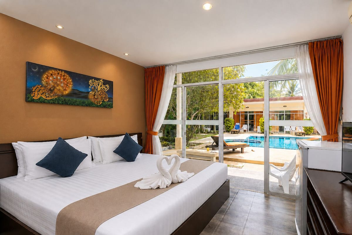 Deluxe-Bungalow, Poolblick | Zimmersafe, Schreibtisch, laptopgeeigneter Arbeitsplatz