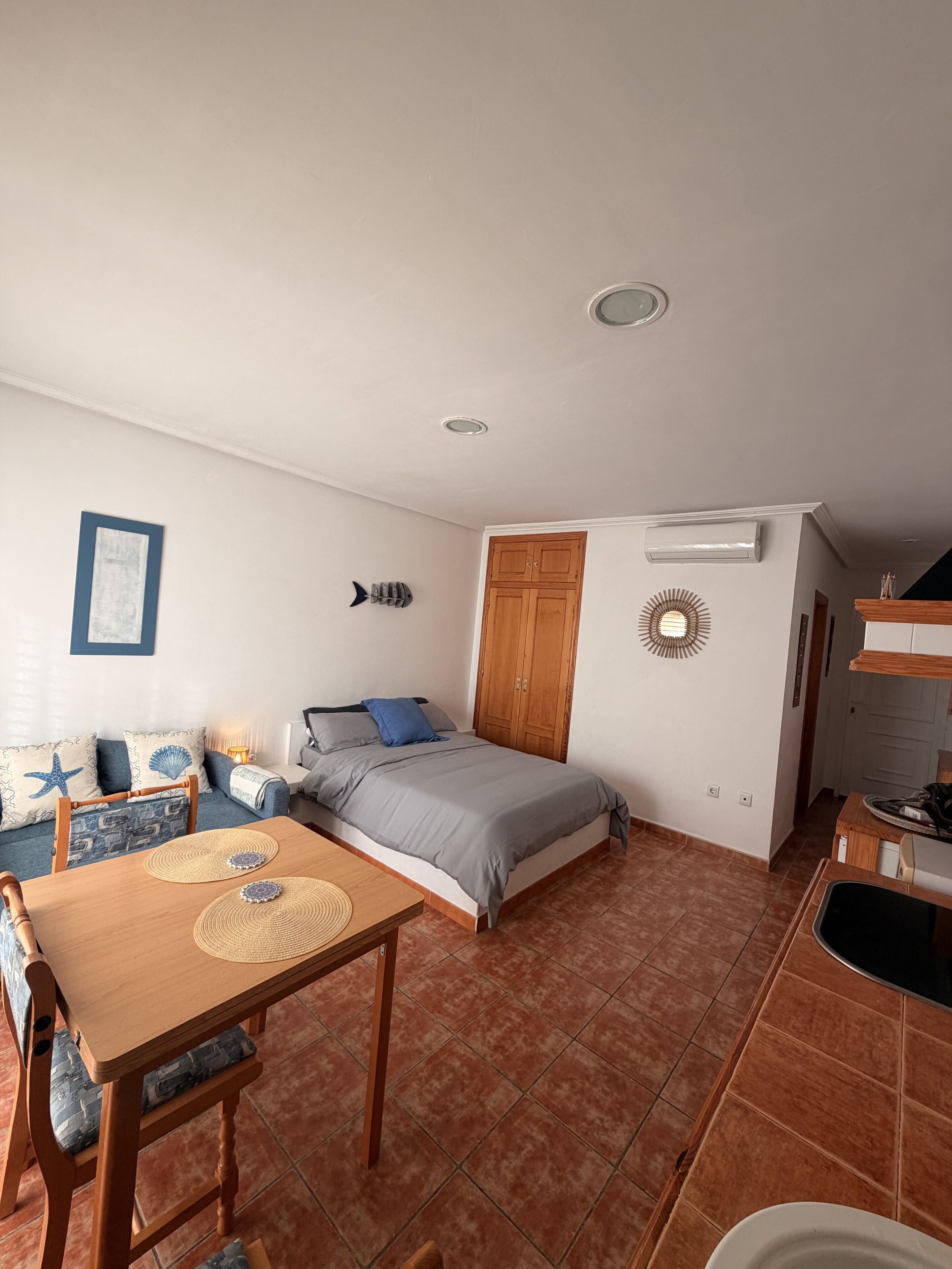 Escritorio, wifi, ropa de cama