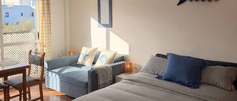 Desk, WiFi, bed sheets
