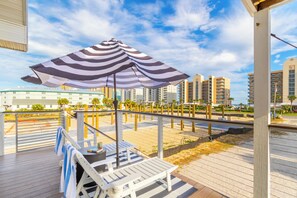 Terrace/patio - Large Group, Short Walk to Beach, Fire Pit (Gulf Shores)