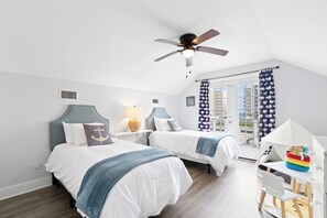 4 chambres, fer et planche à repasser, lit de bébé portatif
