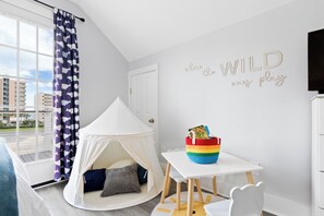 4 bedrooms, iron/ironing board, travel cot, free WiFi - Large Group, Short Walk to Beach, Fire Pit (Gulf Shores)