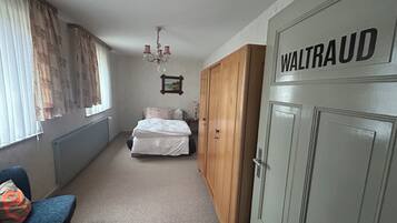 5 bedrooms, iron/ironing board, bed sheets