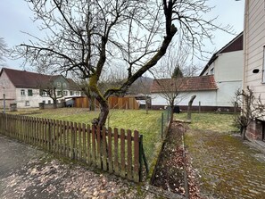 Property grounds - Idyllic guest house with garden like grandma's perfectly located in Little Red Riding Hood country (Kirchheim)