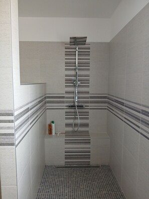 Dusche, Haartrockner, Handtücher, Toilettenpapier