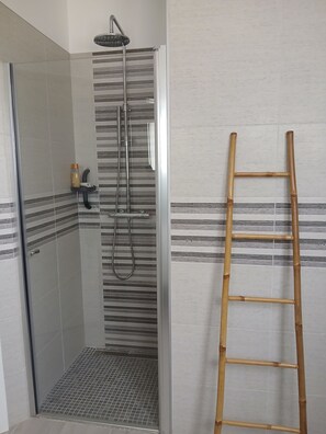 Dusche, Haartrockner, Handtücher, Toilettenpapier