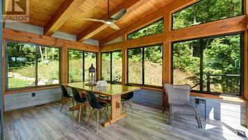 House, 6 Bedrooms, Balcony, Lake View | Dining room