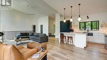 House, 6 Bedrooms, Balcony, Lake View | Living room