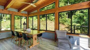 House, 6 Bedrooms, Balcony, Lake View | Dining room
