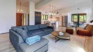Maison, 6 chambres, balcon, vue sur le lac | Salle de séjour | Livres