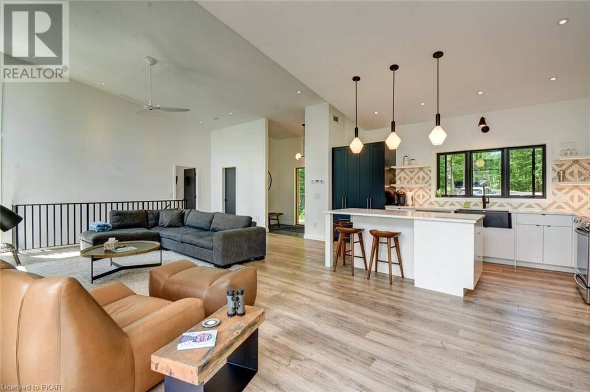 House, 6 Bedrooms, Balcony, Lake View | Living room | Books