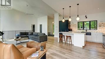 House, 6 Bedrooms, Balcony, Lake View | Living room | Books