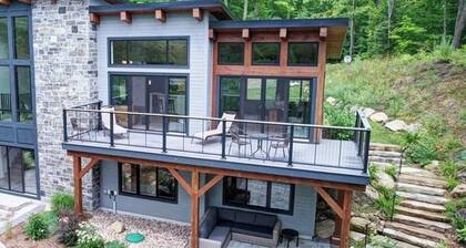 Serene 6-bedroom Retreat in Tory Hill With Lake Views