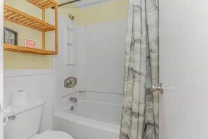 Sèche-cheveux, serviettes fournies, savon, papier toilette