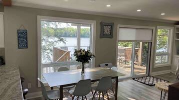 House, 4 Bedrooms, Balcony | Dining room