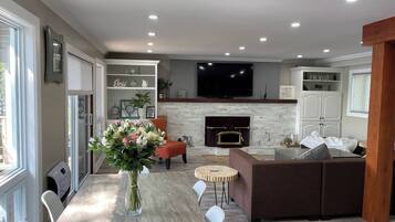 House, 4 Bedrooms, Balcony | Dining room