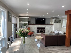 Casa, 4 habitaciones, balcón | Comedor