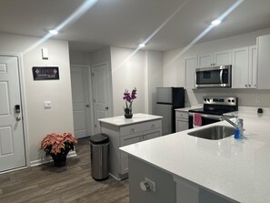 Four à micro-ondes, un four, surface de cuisson, lave-vaisselle