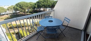 Outdoor dining - STUDIO FACING THE SEA (Le Grau-du-Roi)