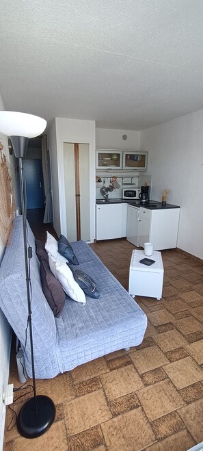 Fernseher, DVD-Player, Bücher, Musikbibliothek