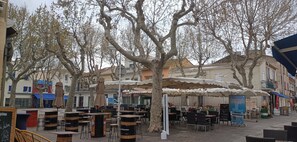 Outdoor dining - STUDIO FACING THE SEA (Le Grau-du-Roi)