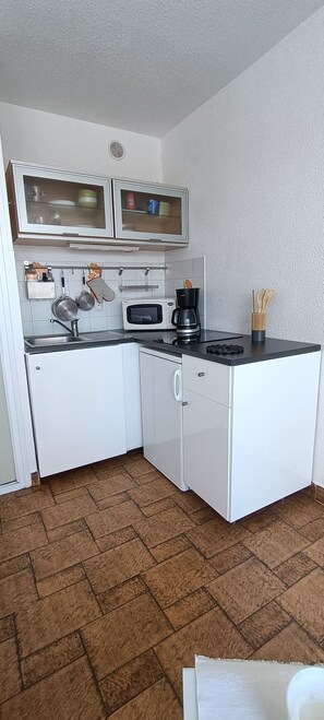 Private kitchen - STUDIO FACING THE SEA (Le Grau-du-Roi)