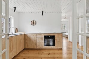 Kühlschrank, Ofen, Geschirrspüler, Wasserkocher mit Kaffee-/Teezubehör