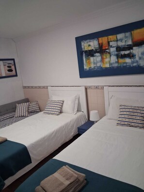 Room - Refurbished cosy apartment in one of Portugal's most unspoilt coastal villages. (Silveira)