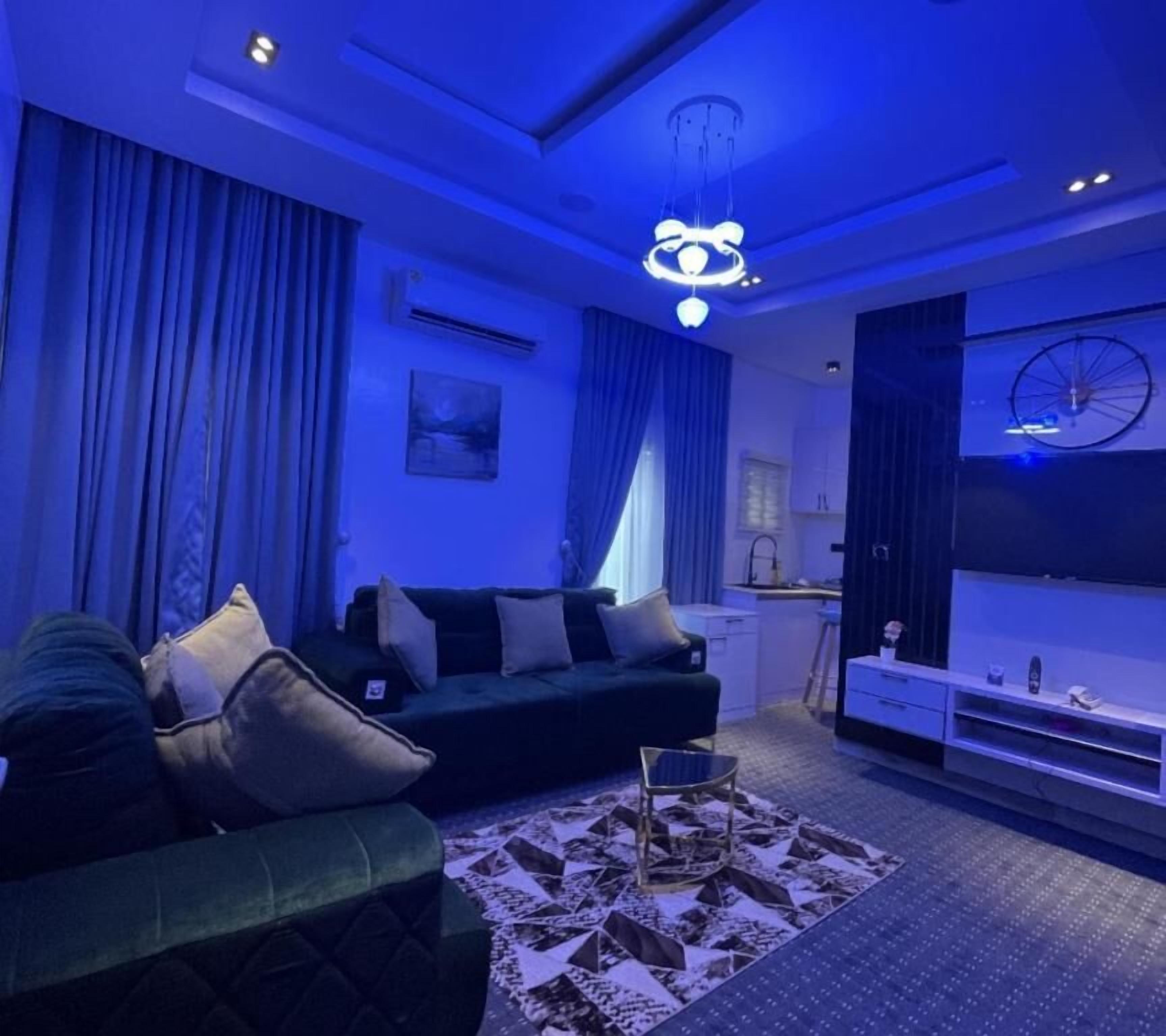 Comfort Suite, Balcony, City View | Living area