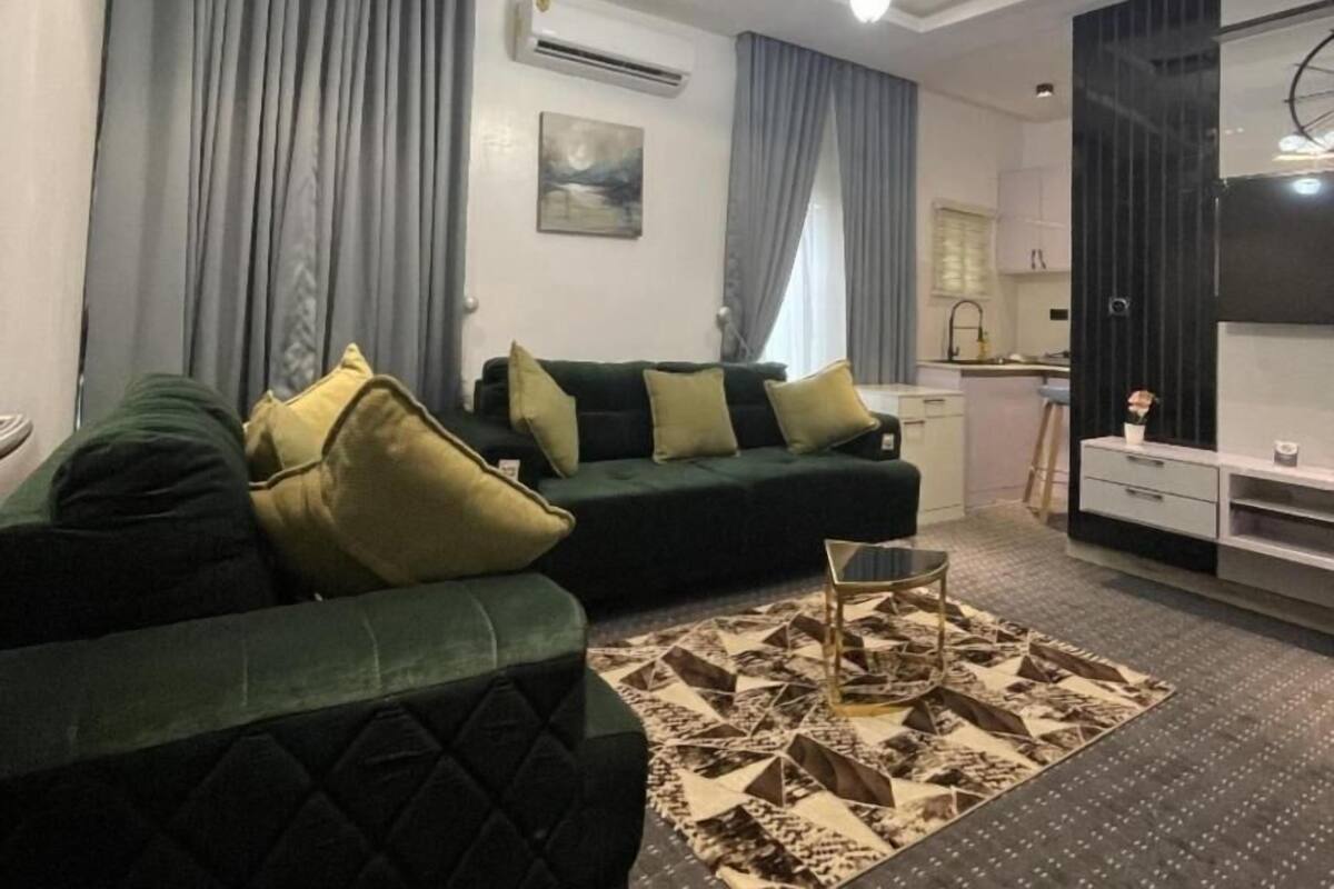 Una sala moderna con un sofá, una mesa de centro y un televisor.