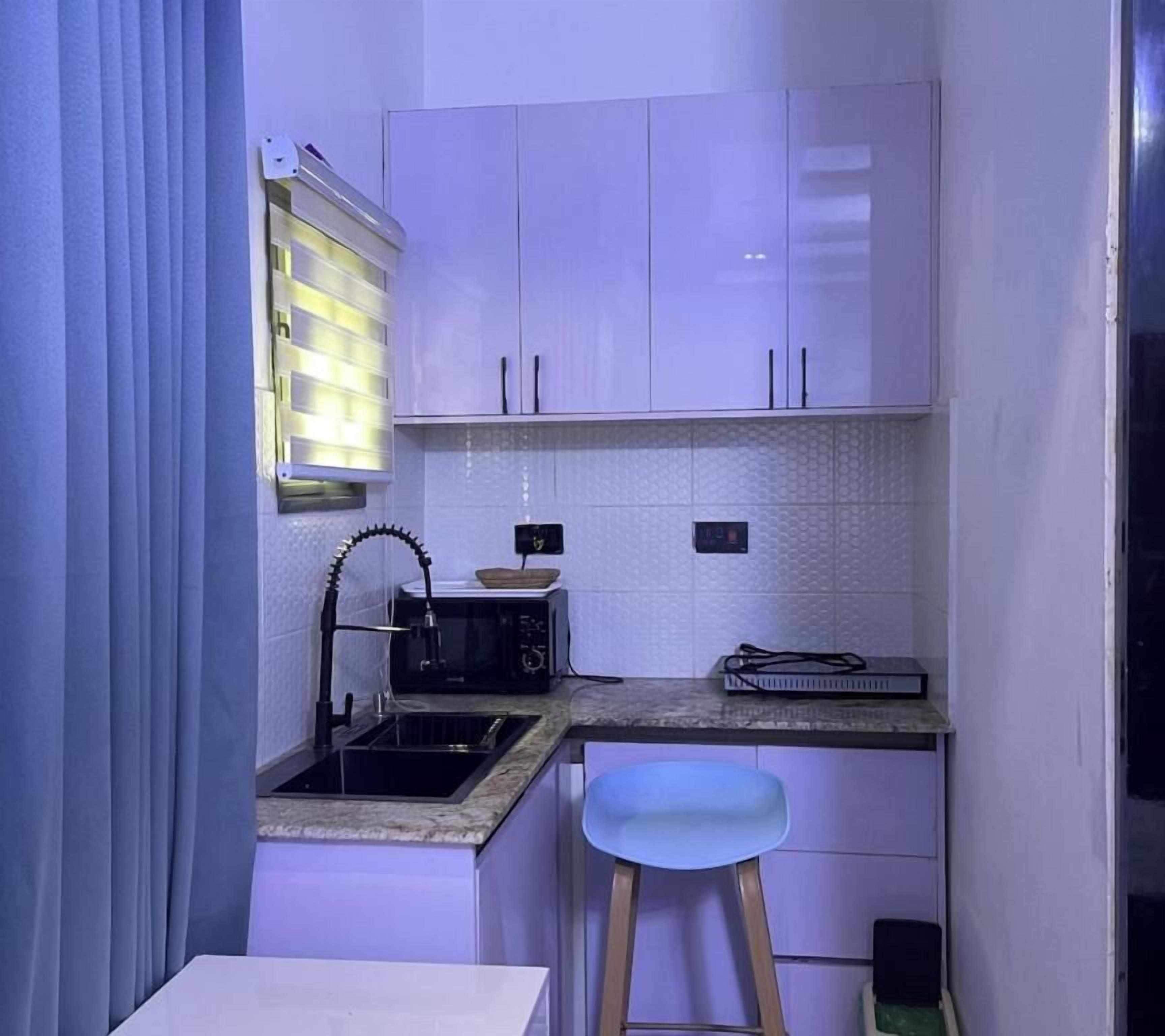 Comfort suite, balkon, uitzicht op stad | Privékeuken | Een magnetron, een waterkoker, kookgerei, borden en bestek