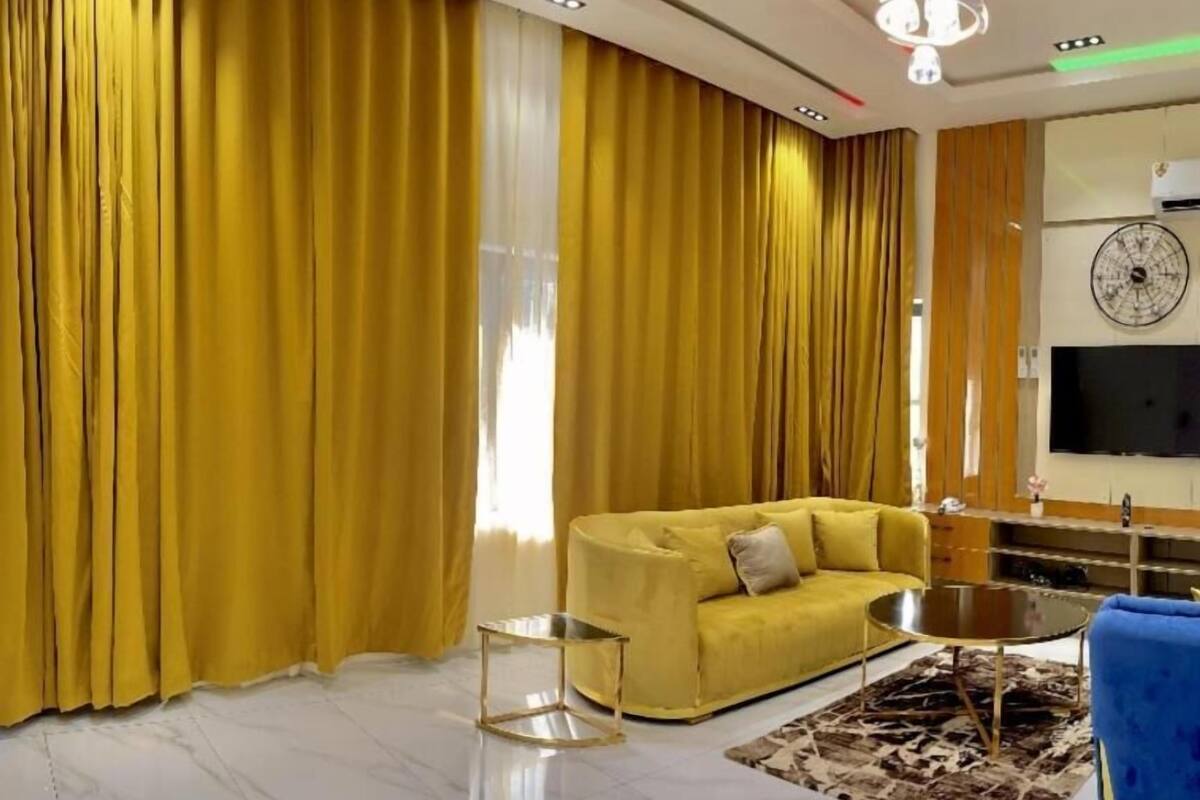 Una sala de estar moderna con un sofá amarillo, una mesa de centro y un sillón azul.