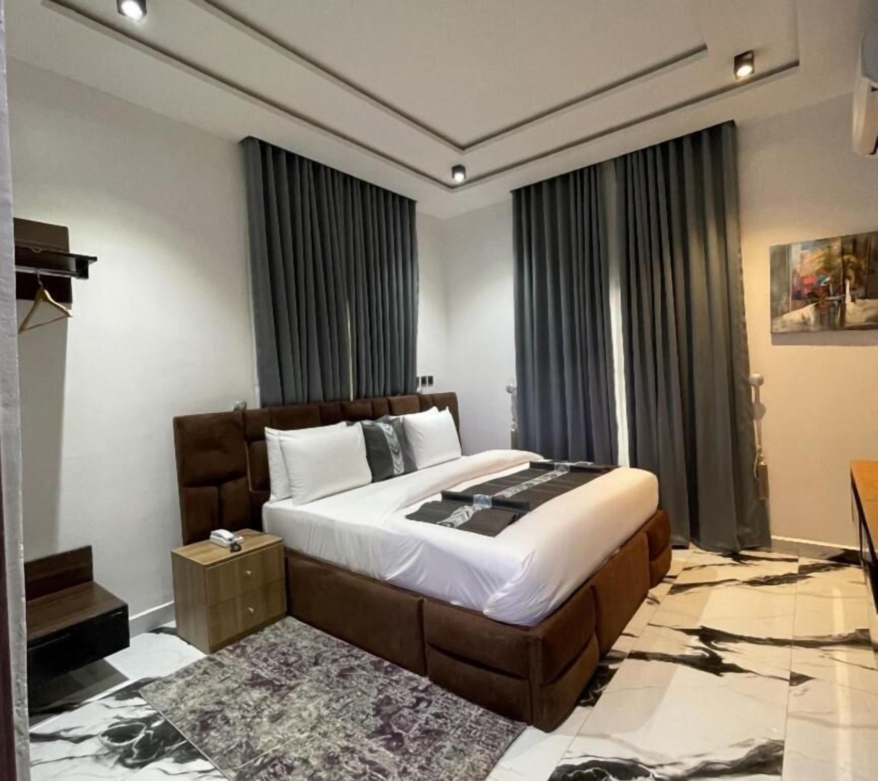 Suite Confort, balcón, vista a la ciudad | Espacio para trabajar con laptop, wifi gratis y ropa de cama 