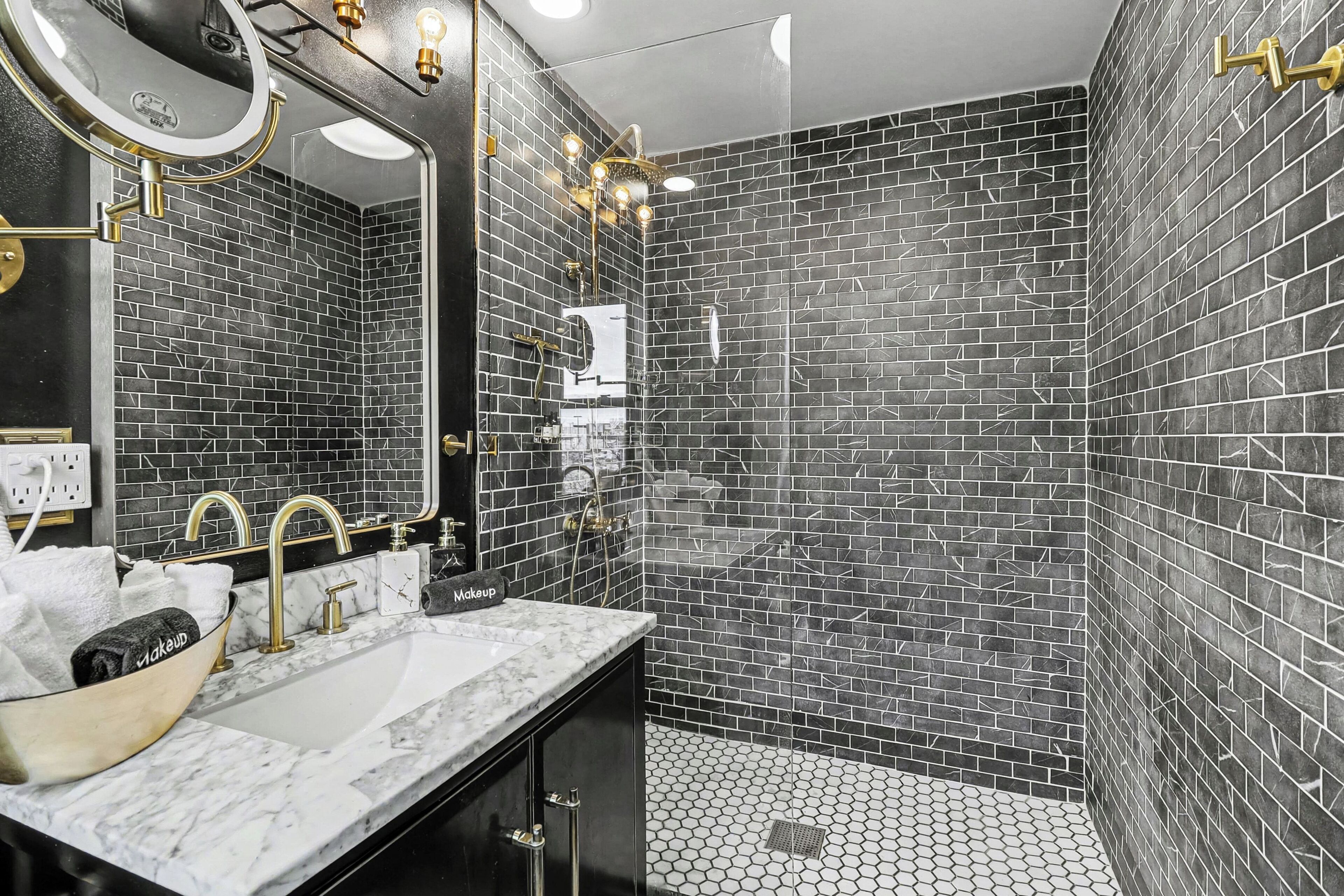 Douche, sèche-cheveux, bidet, serviettes fournies