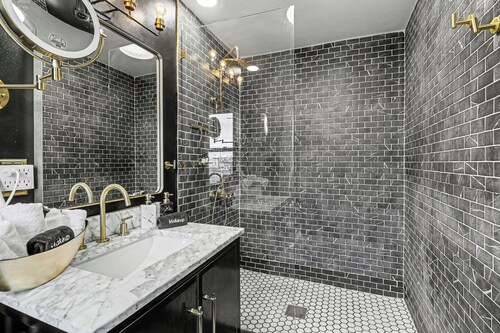 Charming Historic 2 Bedroom Corktown Home With Spanish Style Kitchen