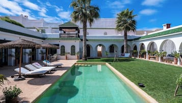 Outdoor pool, a heated pool