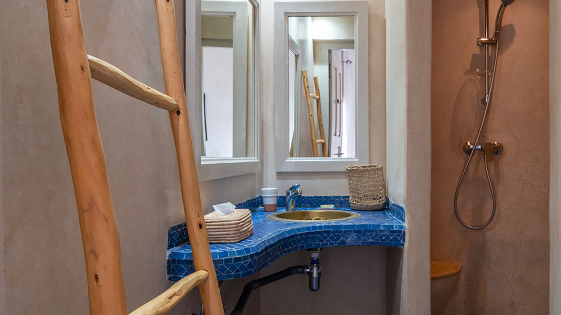 Douche, sèche-cheveux, serviettes fournies, papier toilette