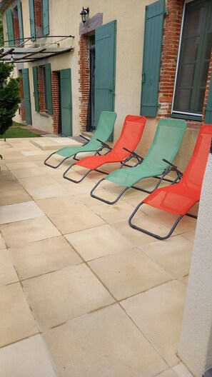 Terrace/patio - Le Hameau de L'artiste - Le Refuge, 14 Guests, Heated Pool, Expandable to 22 with Le Havre (Montournais)