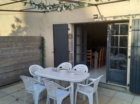 Outdoor dining. Le Hameau de l'Artiste - Peaceful Retreat near Le Havre!