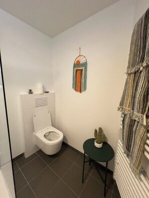 Bathroom - Sustainable silence in waterfront studio (Maasmechelen)