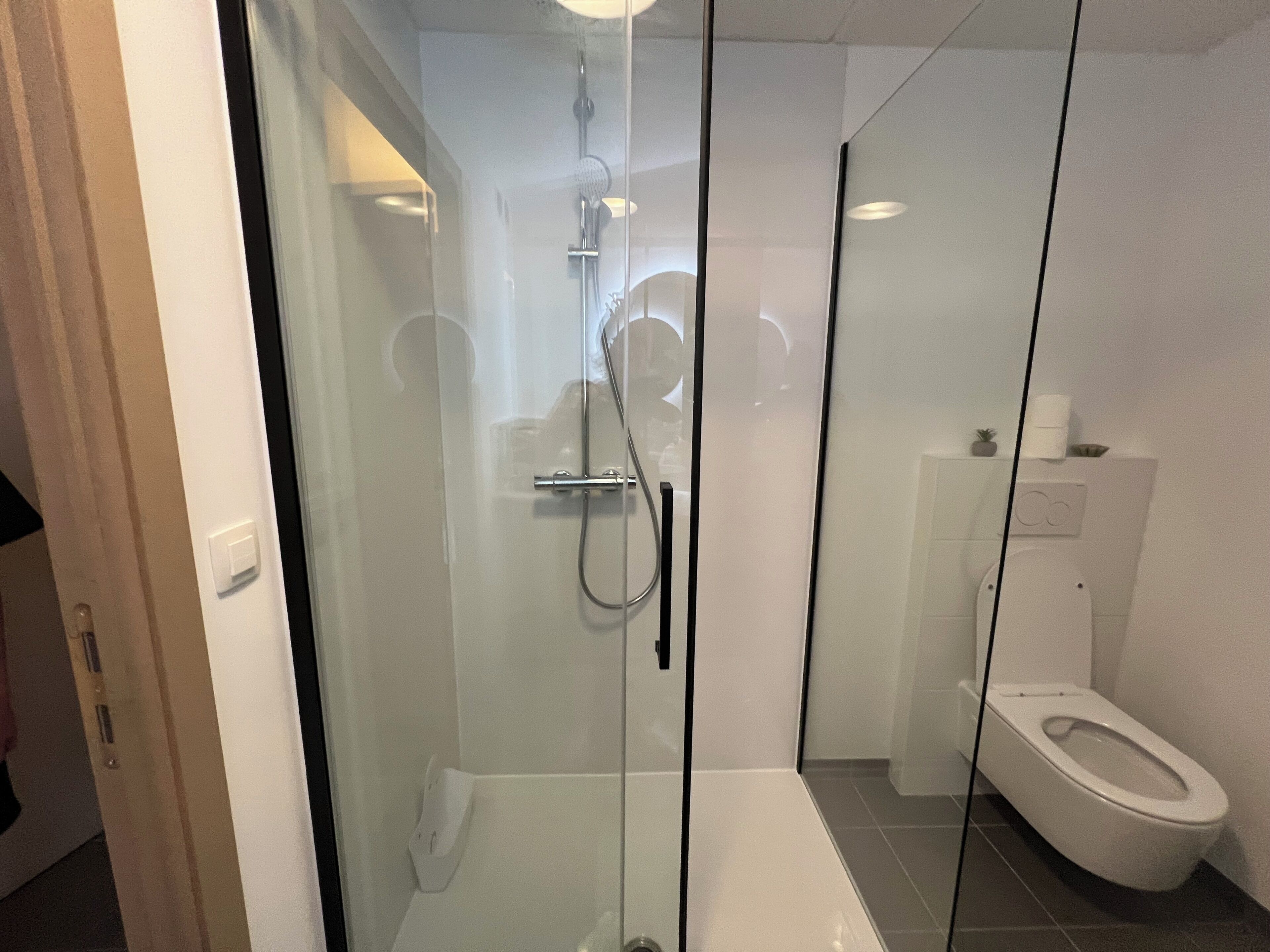 Een douche, een haardroger, handdoeken, zeep