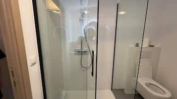Een douche, een haardroger, handdoeken, zeep