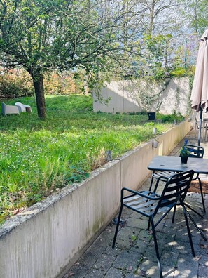 Outdoor dining - Sustainable silence in waterfront studio (Maasmechelen)