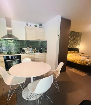 Dining - Sustainable silence in waterfront studio (Maasmechelen)