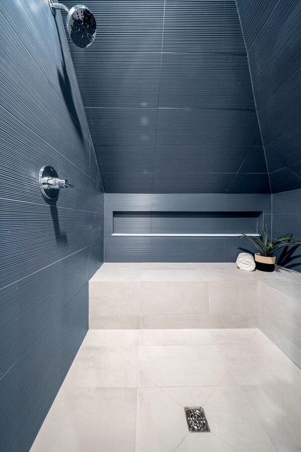 Douche, serviettes fournies, savon, papier toilette